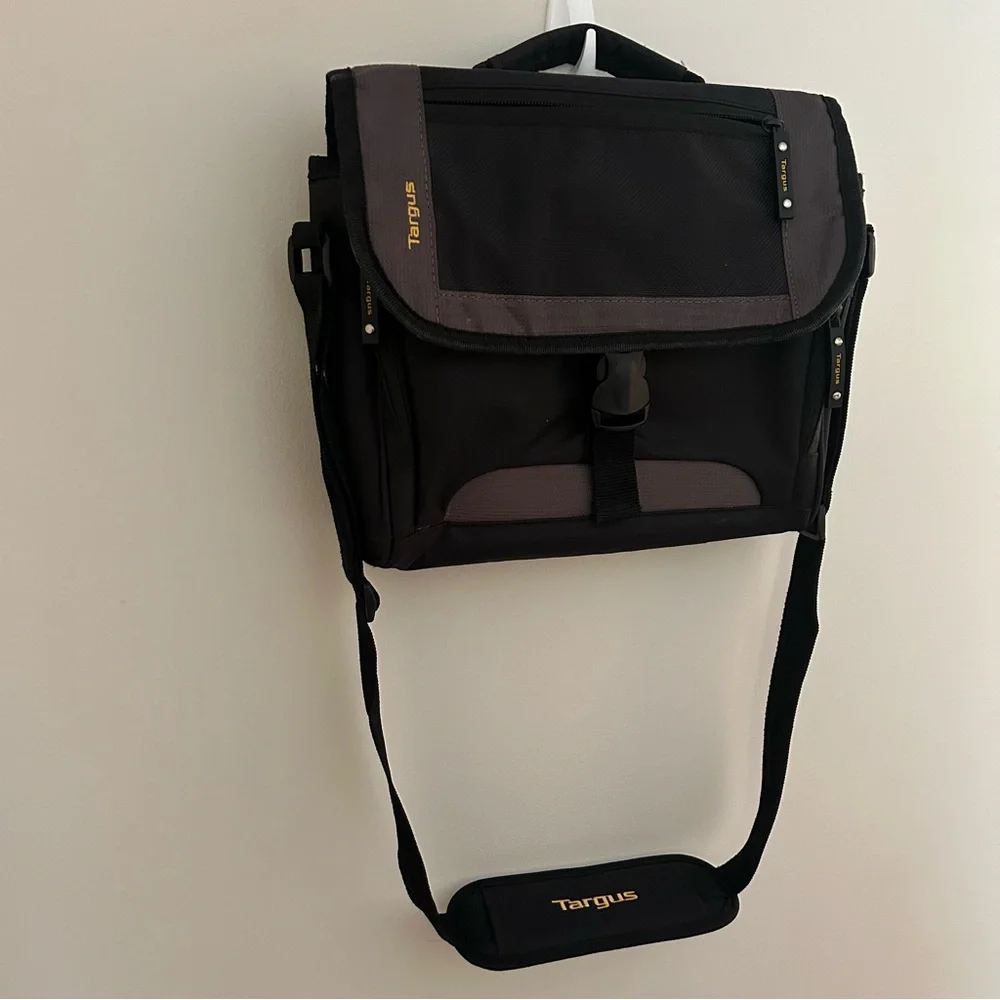 Targus Messenger 11” Dual Tablet/iPad/laptop Bag w/Shoulder Strap‎ Heavy Duty